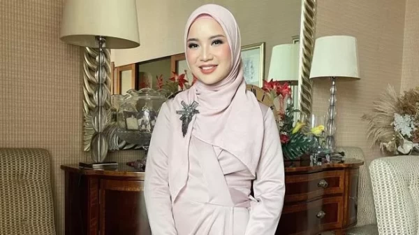 Jadi Ibu Pejabat tapi Kuliah Lagi, Penampilan Chacha Frederica Ramai Dipuji Warganet