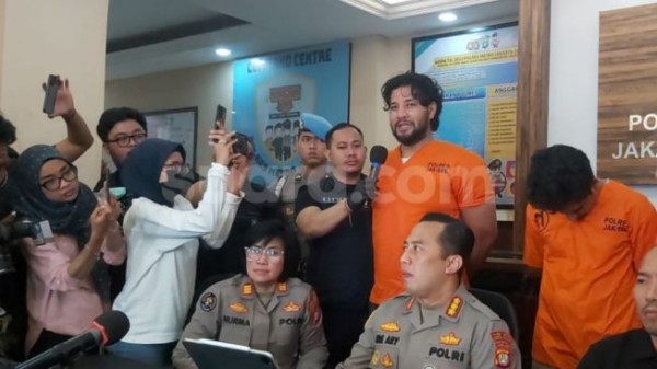 Pakai Baju Tahanan, Ammar Zoni Nangis Sesenggukan Minta Maaf ke Sang Istri Irish Bella