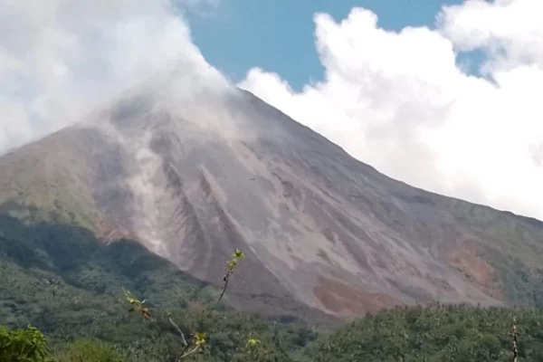 Awan Panas Guguran di Gunung Karangetang Sulut Masih Terjadi