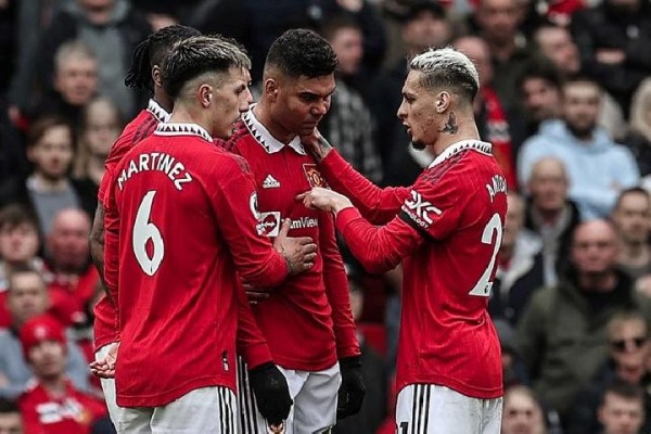 Casemiro Dapat Kartu Merah, Kerja Wasit Laga Manchester United vs Southampton Disorot