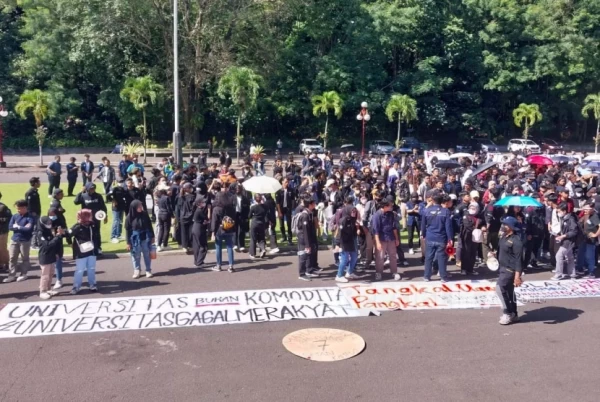 Unjuk rasa Mahasiswa UGM Tolak Uang Pangkal