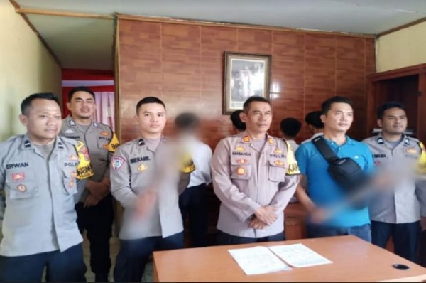 Seorang Pelajar SMP di Sukabumi Nyaris Kena Sabetan Sajam Pelajar Lain saat Keluar dari Gerbang Sekolah