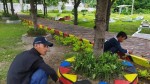 Persiapan Menyambut Ramadan, Petugas UKT 2 Kepulauan Seribu Percantik Area TPU dengan Cat Warna-warni