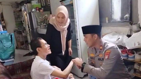 Didampingi Camat, Kapolsek Setiabudi Beri Bantuan untuk Korban Kebakaran di Kelurahan Guntur