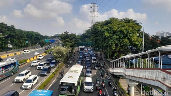 Macet di Jalan Gatsu, Pemotor Nekat Terobos Jalur Transjakarta