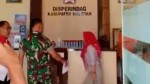 Seorang Pria Berseragam Loreng Ngamuk di Kantor Disperindag Magetan