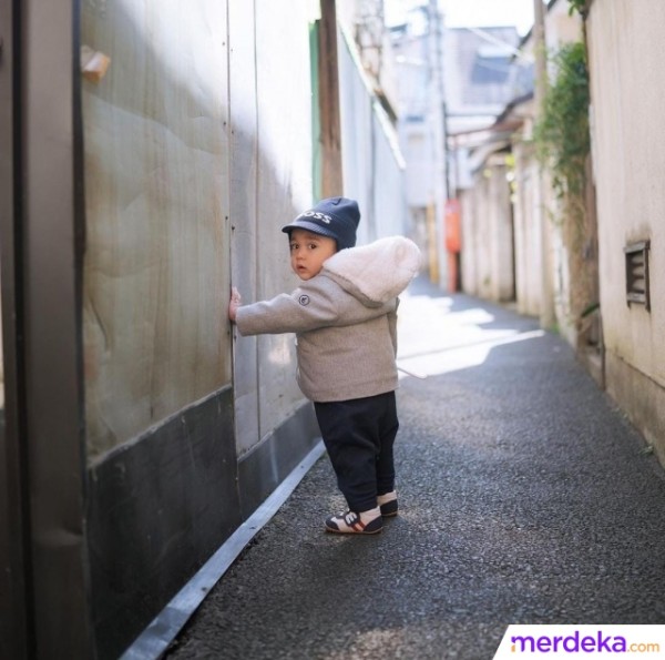 Gaya Kece Rayyanza Berpose Dalam 'Gang Senggol' di Jepang yang Lucu dan Menggemaskan