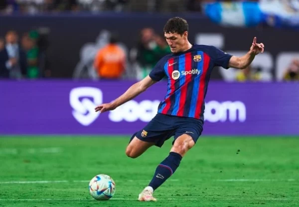 Newcastle Coba Bajak Bek Andalan Barcelona