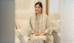Gaya Busana Erina Gudono saat Mengikuti Kajian Ramadan, Pashmina dan Dress Bahan Silk