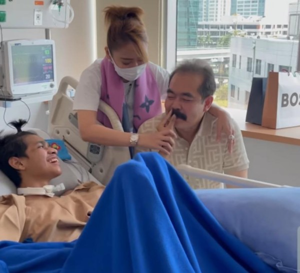 Senyum David Ozora Ketika Pegang Kumis Mas Adam, Suami Inul Daratista