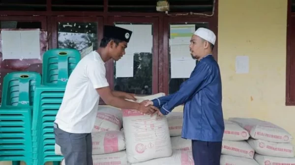 Dukung Pembangunan Musala Ponpes di Tapanuli Tengah, SDG Berikan Bantuan Material Semen