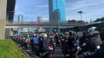 Pancoran Arah Semanggi Macet Parah, Pemotor Terobos Trotoar