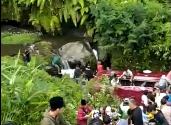 Bus Pariwisata Terguling ke Jurang di Guci Tegal, Ada Korban alami luka berat