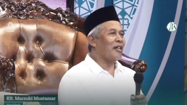 Sosok KH Marzuki Mustamar, Kiai NU yang Membaiat Ustadz Hanan Attaki