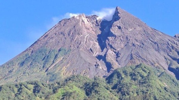 Gunung Merapi Luncurkan 6 Kali Guguran Lava Pijar Sejauh 2 Kilometer ke Kali Bebeng