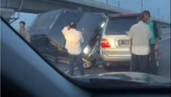 2 Mobil Kecelakaan di Tol MBZ Arah Jakarta, Lalin Padat