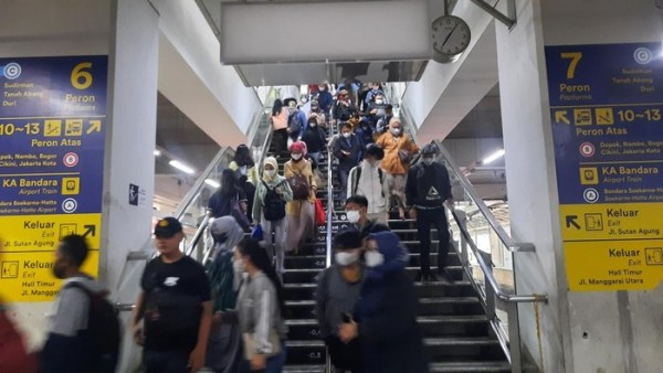 Long Weekend Usai, Stasiun Manggarai Kembali Dipadati Penumpang