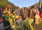 Diiringi Doa dan Dzikir, Warga Paranggupito Larung Kepala Sapi ke Laut