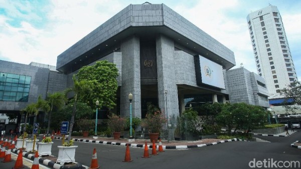 Kendaraan Tak Lolos Uji Emisi Dilarang Masuk Gedung DPRD DKI