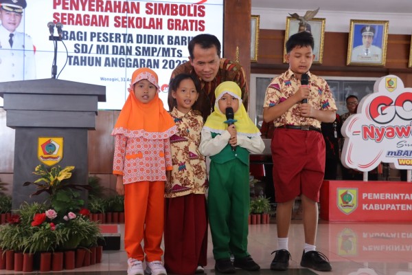 Pemkab Wonogiri Bagikan Puluhan Ribu Seragam Sekolah Gratis