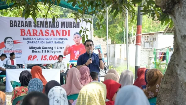 Ratusan Paket Sembako Murah Relawan Sandiaga Disambut Baik Warga Karawang