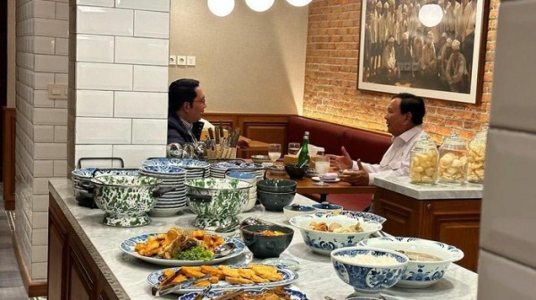 Momen Prabowo Makan Malam Bareng Ridwan Kamil hingga Dapat Oleh-oleh Cilok