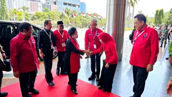 Disambut Ganjar dan Istri, Megawati Tiba di Rakernas IV PDIP