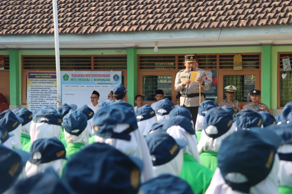 Kapolres Wonogiri Jadi Pembina Apel Di MTs 1 Wonogiri Sampaikan Pesan Penting