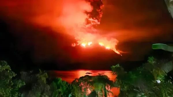 Gunung Ruang di Sitaro Meletus, 828 Warga Tagulandang Dievakuasi