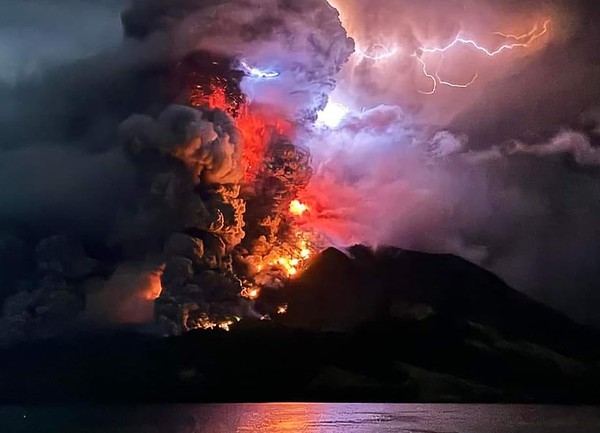 Erupsi Gunung Ruang di Sulut Kini Berstatus Awas, Berpotensi Tsunami