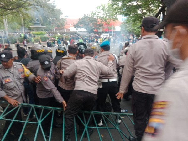 Demo Mahasiswa Semarang Ricuh, Gerbang DPRD Jawa Tengah Jebol