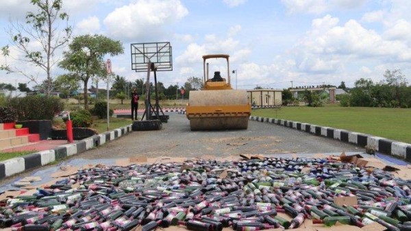 Polda Kaltara Musnahkan 980 Botol Minuman Keras Ilegal, Polisi Amankan Tiga Orang Pelaku