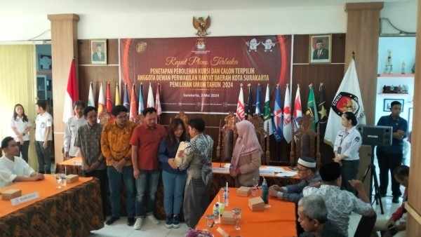 KPU Surakarta Tetapkan 45 Tokoh yang Akan Duduk di Legislatif, Gibran Beri Pesan