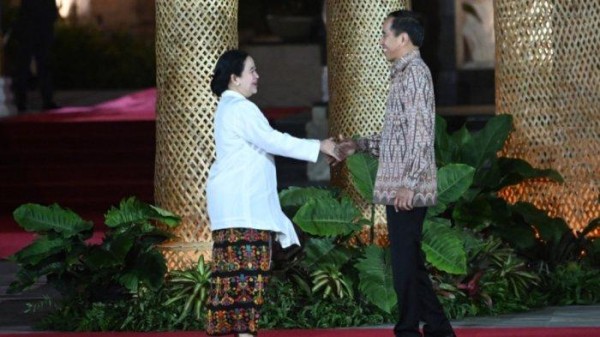 Kenakan Kain Endek Saat Bertemu Jokowi, Sikap Politik Puan Diapresiasi