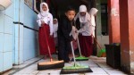 Murid SDN Bojongasih 02 Dayeuhkolot Bersih-bersih Ruangan Kelas Setelah Terendam Banjir