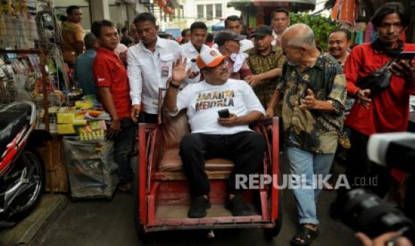 Naik Becak Keliling Glodok, Rano Karno Serap Aspirasi Warga