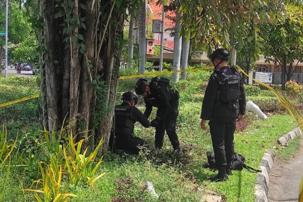 Granat Nanas Aktif Ditemukan di Taman Jalan Residen Sudirman Surabaya