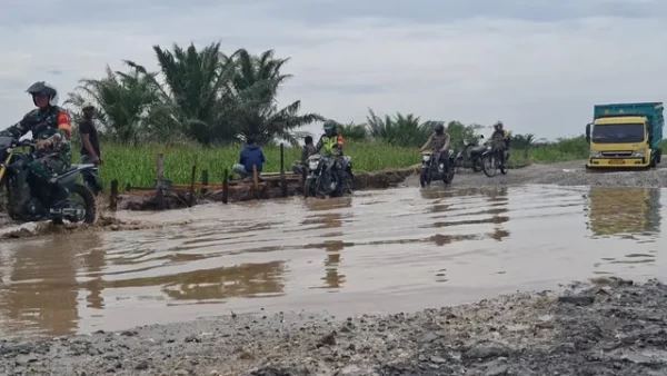 Lewati Lumpur, Polisi Kelilingi Desa Terpencil Pastikan Pencoblosan Pilkada Siap Digelar