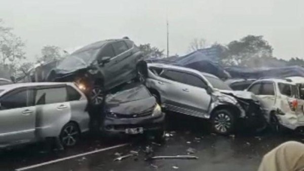 Jumlah Korban Kecelakaan Tol Cipularang Libatkan 16 Kendaraan Tabrakan Beruntun, Puluhan Orang Luka