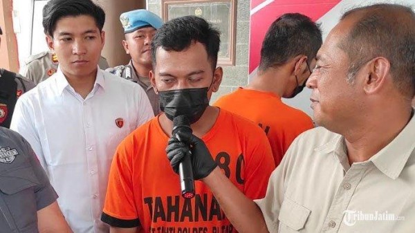 Pria Blitar Tega Bacok Istri di Depan Anaknya yang masih Balita, Pelaku Mengaku Menyesal