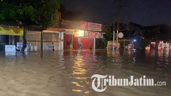 Terendam Banjir, Jalan Niken Gandini Ponorogo Ditutup Total, Tinggi Air Sampai Sepinggang