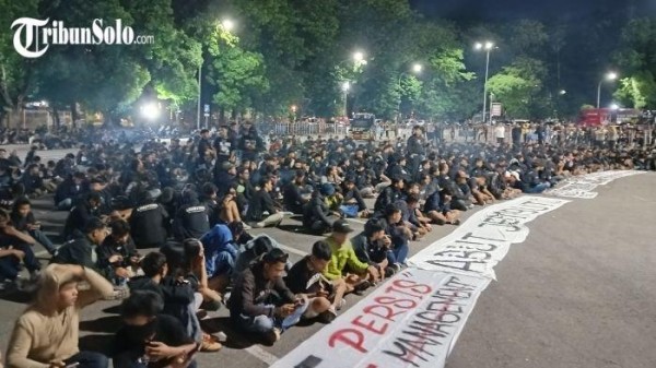 Ribuan Suporter Persis Solo Gelar Aksi Boikot di Laga vs Barito Putera, Tuntut Perombakan Manajemen