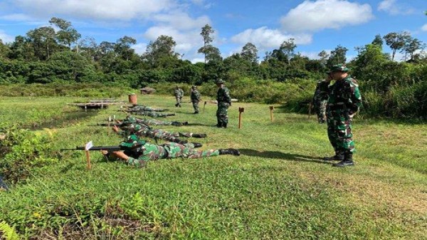 Prajurit TNI AD Kodim Putussibau Latihan Nembak