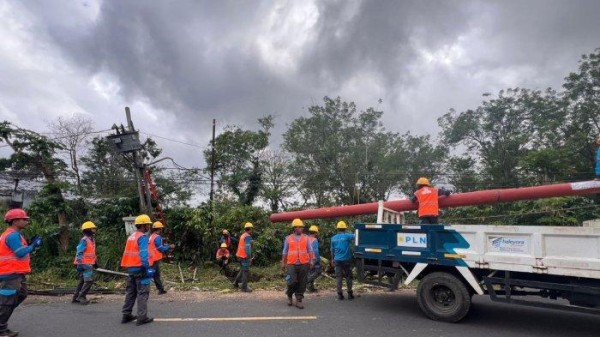 Gerak Cepat PLN Pulihkan Listrik Terdampak Hujan Badai, Waspada Cuaca Ekstrem di Bengkulu