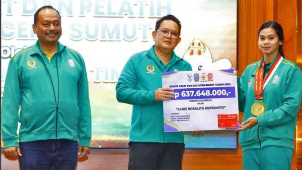 Pj Gubernur Jatim Adhy Karyono Kasih Bonus kepada Atlet danamp; Pelatih PON XXI Aceh-Sumut Total Rp 160 M