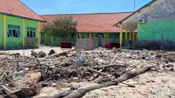 Langganan Banjir, Guru Minta SMKN 3 Pulau Mandangin Sampang Segera Direlokasi