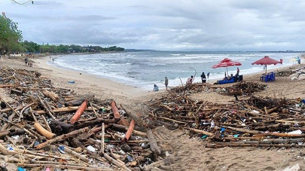 KAGET ! Kecewa Berat, Turis Lihat Tumpukan Sampah di Pantai Kuta, di Pantai Kedonganan Capai 80 Ton