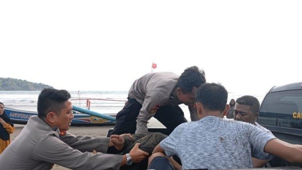 Hendak Menyelamatkan Wisatawan, Bripka Anditya Meninggal Setelah Terseret Arus di Pantai Pangandaran