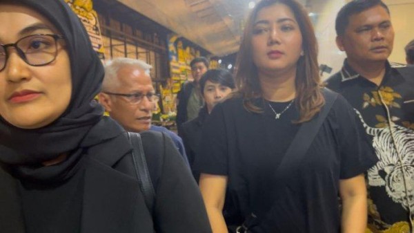 Pratiwi Noviyanthi Hadir Melayat ke Rumah Duka Alvin Lim