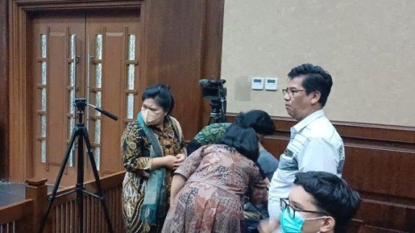 Lihat Tulisan di Monitor ATM 'Saldo Anda Nol', Istri Hakim yang Bebaskan Ronald Tannur Menangis